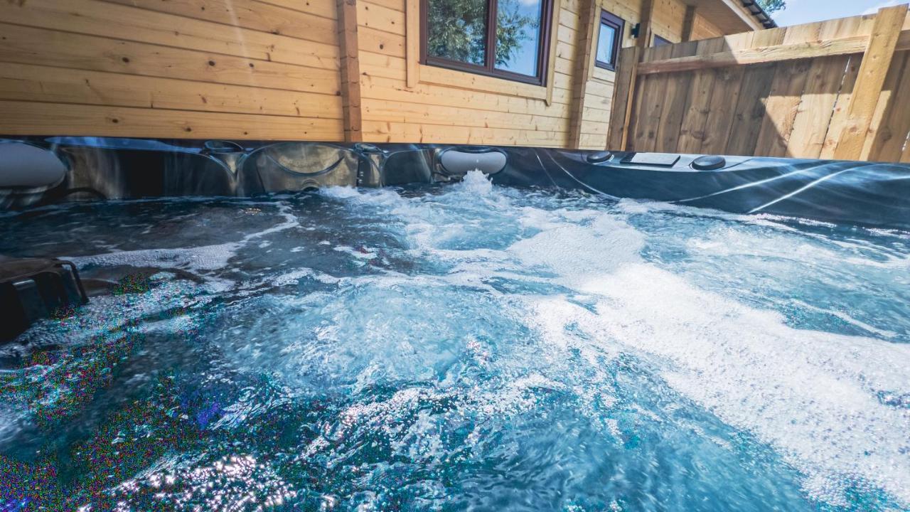 Sundance Lodge, Fantastic New Cabin With Hot Tub - Sleeps 6 - Largest In Felmoor Park Morpeth Exterior foto