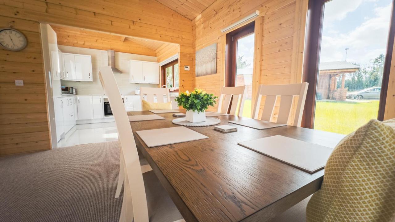 Sundance Lodge, Fantastic New Cabin With Hot Tub - Sleeps 6 - Largest In Felmoor Park Morpeth Exterior foto