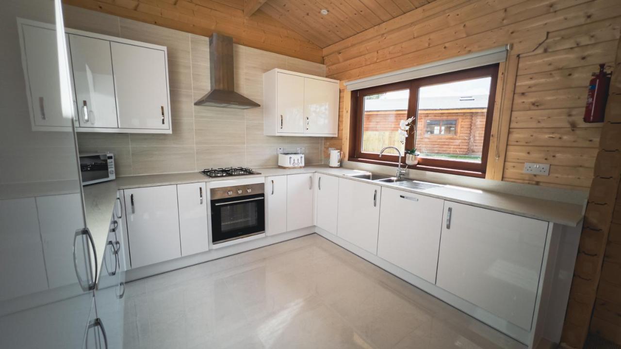 Sundance Lodge, Fantastic New Cabin With Hot Tub - Sleeps 6 - Largest In Felmoor Park Morpeth Exterior foto