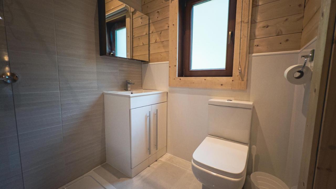 Sundance Lodge, Fantastic New Cabin With Hot Tub - Sleeps 6 - Largest In Felmoor Park Morpeth Exterior foto